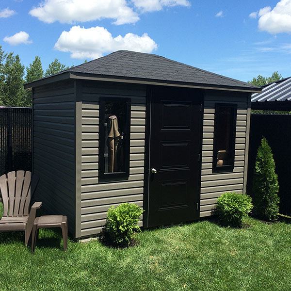 Optez pour notre cabanon de jardin 4 versants: Look moderne, entièrement fabriqué au Québec, plusieurs couleurs et dimensions disponibles. Soumission gratuite!